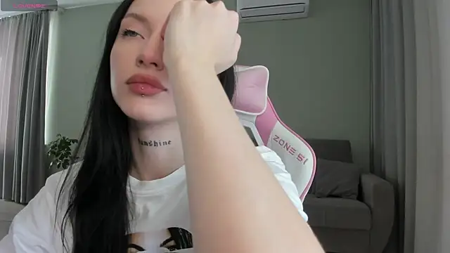 Snapshot of JenniferQueen11 chatting on October 16, 6:43 am JenniferQueen11 online show from October 16, 6:43 am