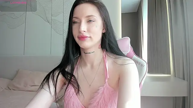 Snapshot of JenniferQueen11 chatting on June 18, 10:42 am JenniferQueen11 online show from June 18, 10:42 am