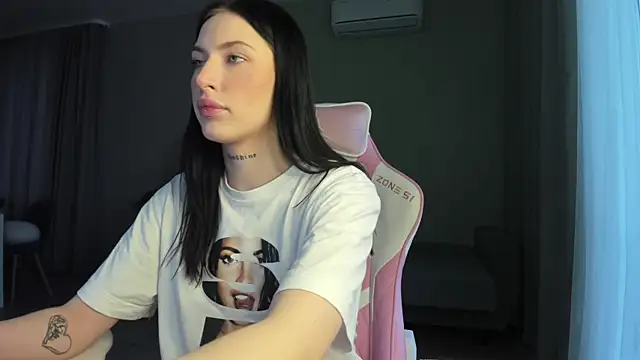 Snapshot of JenniferQueen11 chatting on February 27, 10:11 am JenniferQueen11 online show from February 27, 10:11 am