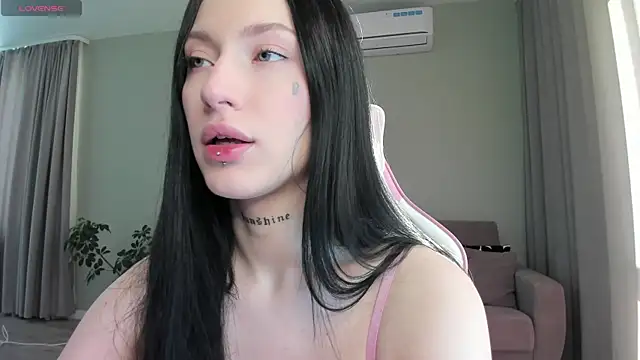 Snapshot of JenniferQueen11 chatting on October 12, 9:43 am JenniferQueen11 online show from October 12, 9:43 am