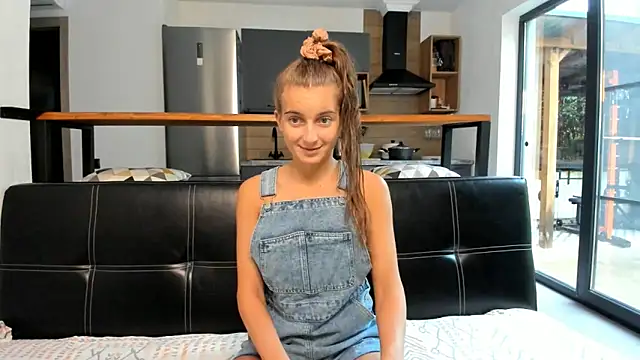 Snapshot of ElizSweet chatting on October 12, 11:33 am ElizSweet online show from October 12, 11:33 am