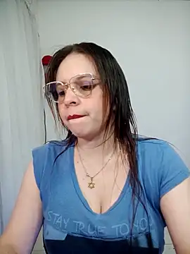lorenitabella online show from May 4, 5:11 am