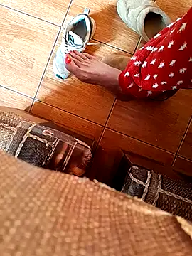 Snapshot of feet_toes chatting on February 26, 6:19 am feet toes online show from February 26, 6:19 am