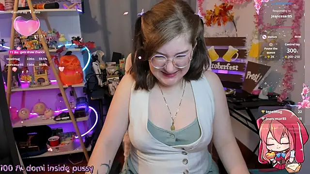 Snapshot of HunnyyLove chatting on October 1, 5:17 pm HunnyyLove online show from October 1, 5:17 pm