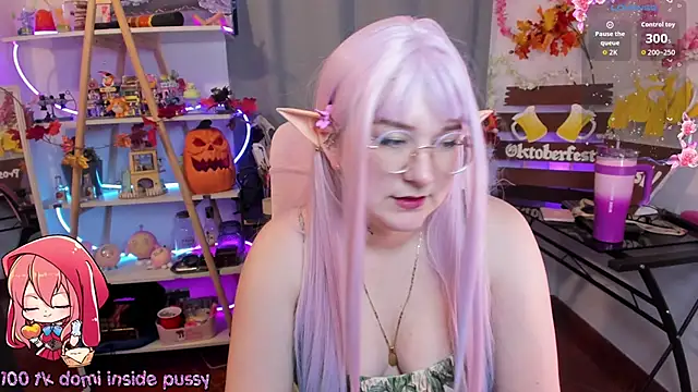 Snapshot of HunnyyLove chatting on October 10, 5:25 pm HunnyyLove online show from October 10, 5:25 pm