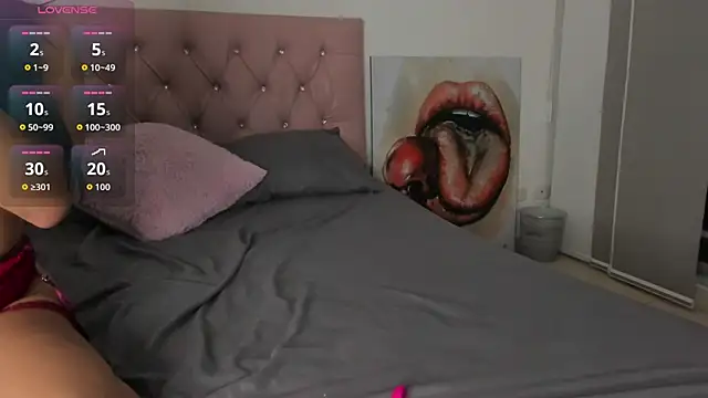 Snapshot of sofiaa_snoww chatting on October 21, 12:11 am sofiaa snoww online show from October 21, 12:11 am