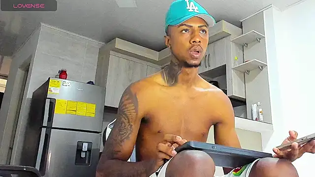 Snapshot of YeremiBrowm chatting on November 13, 8:57 pm YeremiBrowm online show from November 13, 8:57 pm