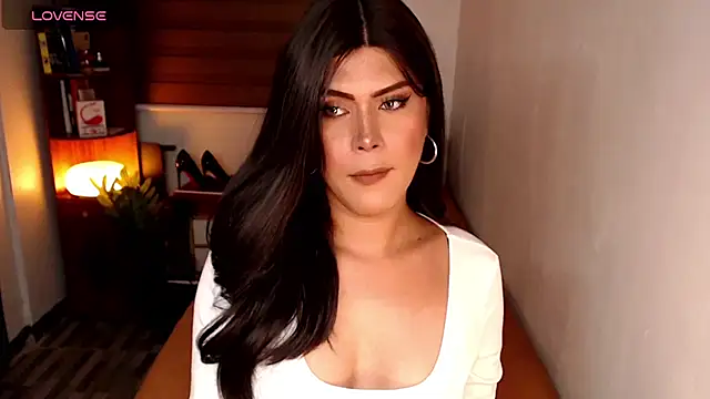 Snapshot of SweetieZeveey_ chatting on May 23, 7:35 pm SweetieZeveey online show from May 23, 7:35 pm