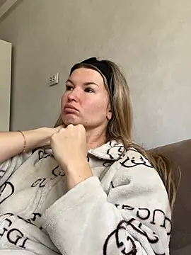 AngelMiaM online show from April 27, 7:28 am
