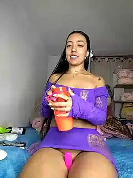 Snapshot of amycute_ chatting on February 3, 2:14 am amycute online show from February 3, 2:14 am