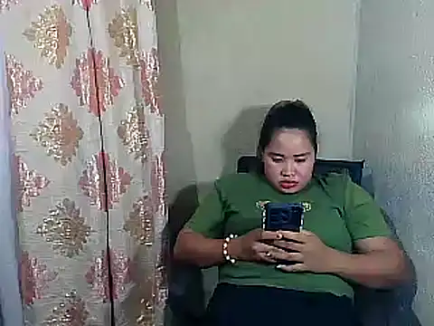 Snapshot of PinayGirl23 chatting on December 4, 1:30 am PinayGirl23 online show from December 4, 1:30 am