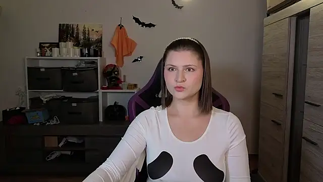 Snapshot of TinniAngel chatting on October 31, 6:15 pm TinniAngel online show from October 31, 6:15 pm