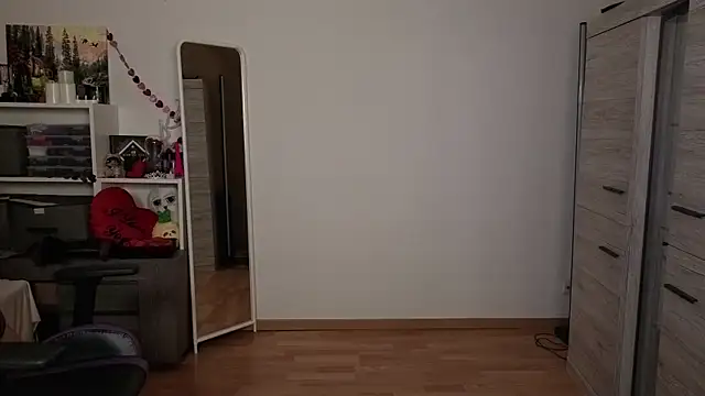 Snapshot of TinniAngel chatting on February 9, 7:01 pm TinniAngel online show from February 9, 7:01 pm