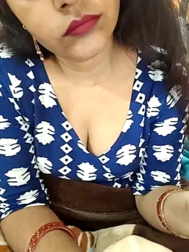 Snapshot of Diya_143 chatting on February 5, 8:10 am Diya 143 online show from February 5, 8:10 am