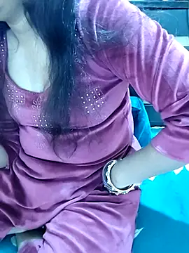 Snapshot of Diya_143 chatting on February 23, 7:42 am Diya 143 online show from February 23, 7:42 am