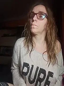 Snapshot of Dettybitch40 chatting on December 19, 7:16 pm Dettybitch40 online show from December 19, 7:16 pm