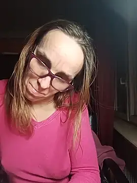 Snapshot of Dettybitch40 chatting on December 17, 4:23 pm Dettybitch40 online show from December 17, 4:23 pm