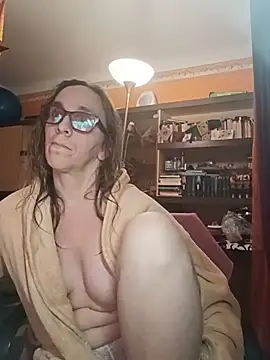 Snapshot of Dettybitch40 chatting on November 15, 7:07 pm Dettybitch40 online show from November 15, 7:07 pm