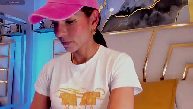 HannaPetit online show from April 7, 7:04 pm