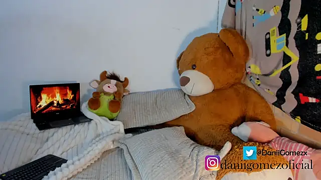 Snapshot of dani_rosee chatting on July 14, 4:28 am dani rosee online show from July 14, 4:28 am