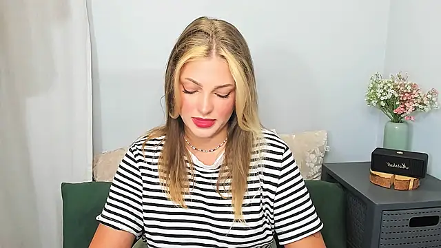 LilyBlondee online show from May 30, 6:02 pm