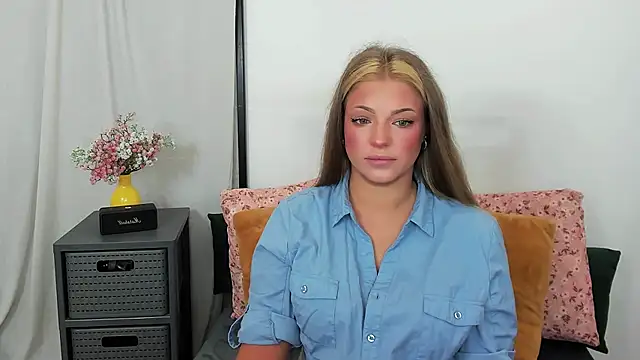 Snapshot of LilyBlondee chatting on July 10, 5:18 am LilyBlondee online show from July 10, 5:18 am