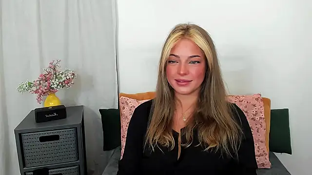 Snapshot of LilyBlondee chatting on July 14, 5:45 am LilyBlondee online show from July 14, 5:45 am