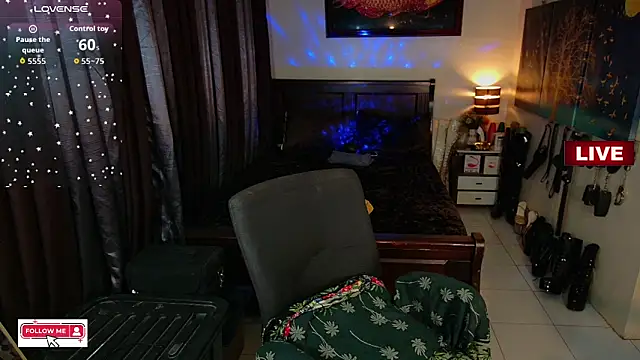 Snapshot of xCumOnOverMex chatting on December 2, 4:36 am xCumOnOverMex online show from December 2, 4:36 am