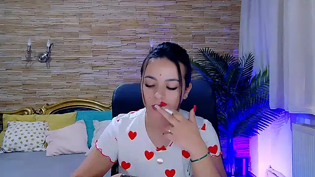 Snapshot of PlayfulElla chatting on February 21, 11:44 am PlayfulElla online show from February 21, 11:44 am