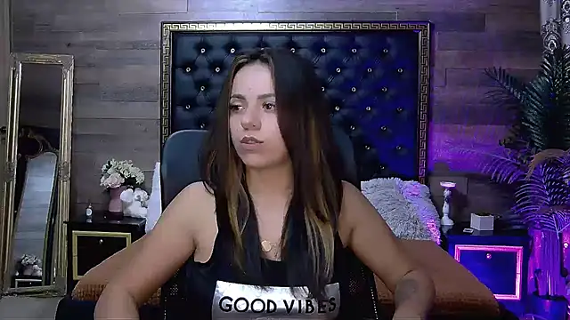 Snapshot of PlayfulElla chatting on September 21, 5:01 am PlayfulElla online show from September 21, 5:01 am