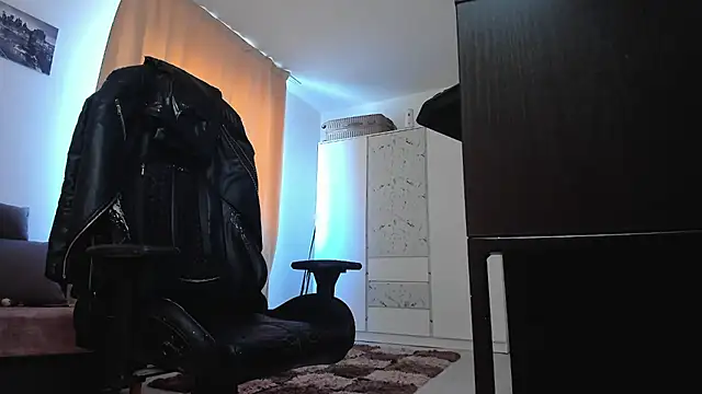 liamaesthetic online show from May 4, 7:33 am