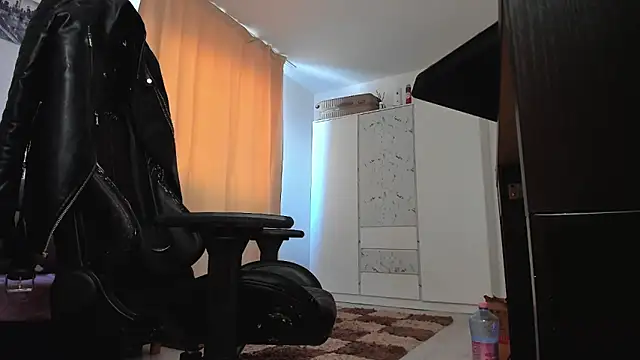 liamaesthetic online show from April 26, 7:49 am