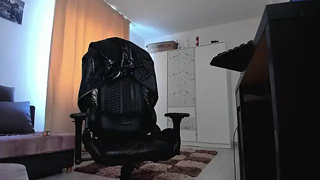 liamaesthetic online show from March 8, 8:06 am