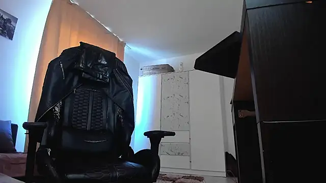liamaesthetic online show from May 11, 7:10 am
