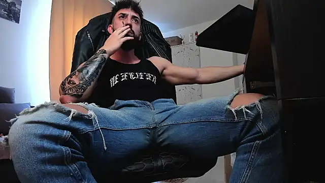 liamaesthetic online show from April 11, 7:05 am