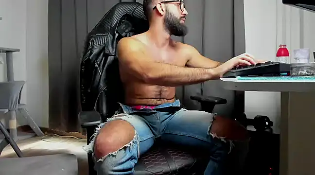 liamaesthetic online show from March 2, 10:16 am