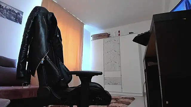 liamaesthetic online show from March 3, 7:37 am