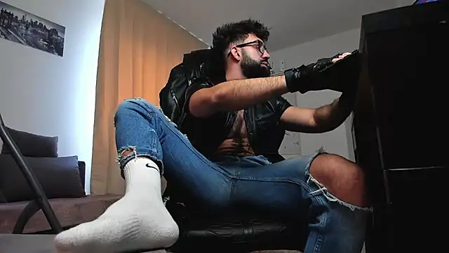 liamaesthetic online show from February 14, 7:41 am