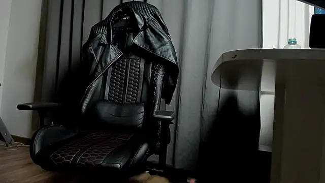 liamaesthetic online show from December 5, 5:21 am