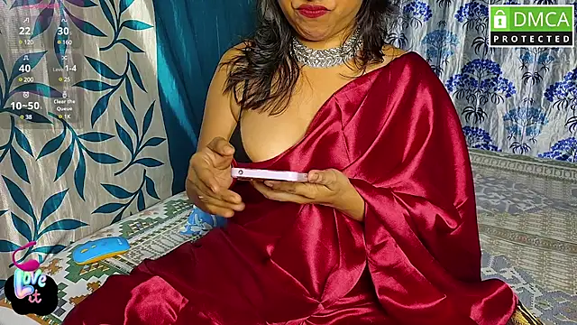 Strip---Queen online show from December 31, 3:31 pm