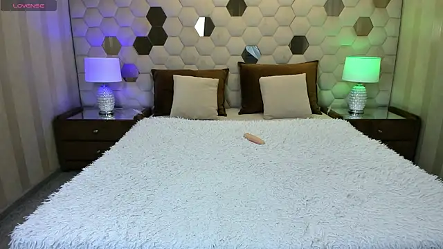 XLindaMilfX online show from May 4, 6:27 am