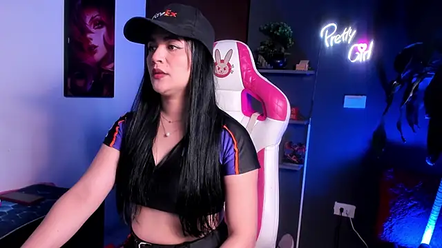 Snapshot of Emilyjhonson_01 chatting on October 22, 1:21 pm Emilyjhonson 01 online show from October 22, 1:21 pm