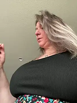 Snapshot of Vivian_MayXxX chatting on February 12, 10:04 pm Vivian MayXxX online show from February 12, 10:04 pm