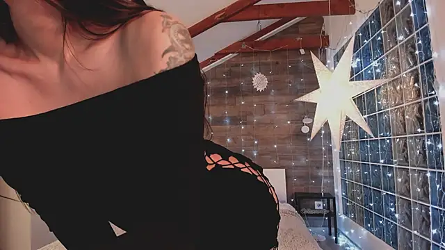 Snapshot of AzaliaSwallows chatting on February 15, 4:56 pm AzaliaSwallows online show from February 15, 4:56 pm