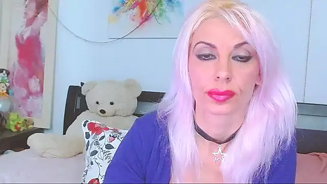 HoneyLara online show from November 9, 8:35 pm