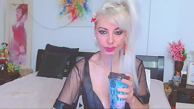 Snapshot of HoneyLara chatting on June 19, 1:11 am HoneyLara online show from June 19, 1:11 am