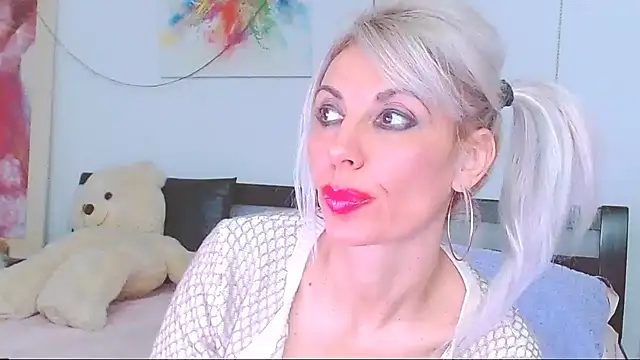 HoneyLara online show from December 23, 6:45 am