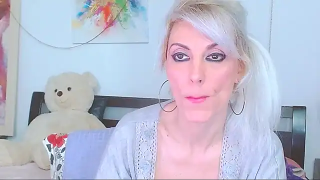 HoneyLara online show from March 29, 9:05 pm