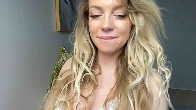 Snapshot of BelieveinEmliy chatting on December 30, 11:48 am BelieveinEmliy online show from December 30, 11:48 am