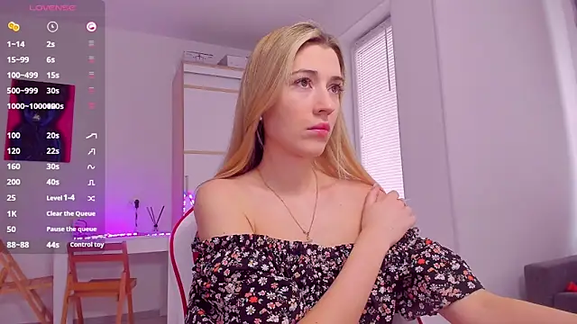 HotCarolineXO online show from February 28, 8:31 am